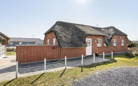 Lavina - 950M from the Sea: Maison, Toit, Domicile, Chalet, Cabanon, Batiments Jardin, Siding, Cour, Cabane En Rondins, Cabane