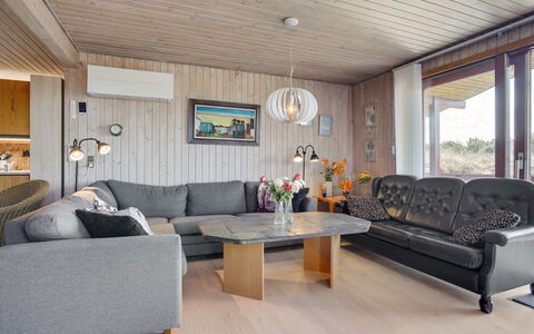 Eljene - 750M from the Sea: Maison, Toit, Domicile, Chalet, Cabanon, Batiments Jardin, Siding, Cour, Cabane En Rondins, Cabane