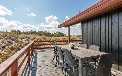 Eljene - 750M from the Sea: Maison, Toit, Domicile, Chalet, Cabanon, Batiments Jardin, Siding, Cour, Cabane En Rondins, Cabane