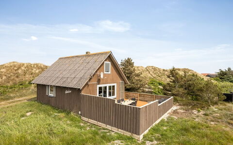 Dina - 200M to the Fjord: Maison, Domicile, Toit, Chalet, Arbuste, Siding, Porte, Jardin, Ferme