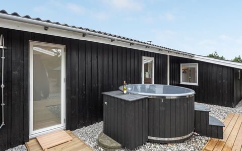 Doreen - from the Sea: Maison, Domicile, Toit, Chalet, Arbuste, Siding, Porte, Jardin, Ferme