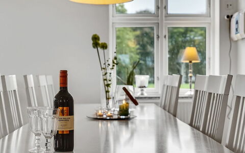 Eini - 4.5Km from the Sea: Meubles, Design Intérieur, Bois, Sol, Table, Luminaire, Éclairage, Sol, Table Cuisine Et Salle A Manger, Salle À Manger