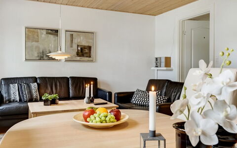 Eini - 4.5Km from the Sea: Meubles, Design Intérieur, Sol, Canapé, Table, Bois, Plafond, Luminaire, Sol, Salon