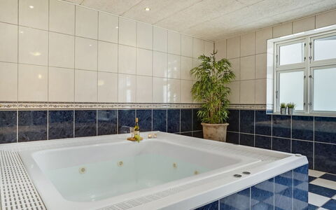 Eini - 4.5Km from the Sea: Sol, Luminaire Plomberie, Salle De Bains, Design Intérieur, Sol, Baignoire, Plafond, Plomberie, Tuile, Pièce