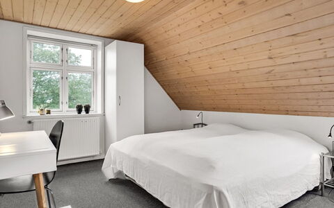 Eini - 4.5Km from the Sea: Sol, Design Intérieur, Chambre, Bois, Lit, Sol, Plafond, Meubles, Parquet, Drap De Lit