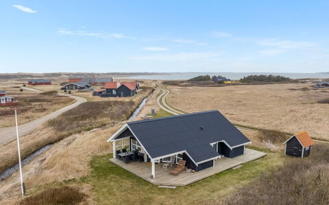 Galmand - 300M from the Sea: Domicile, Toit, Maison, Chalet, Biens, Porte, Porche, Siding, Ferme, Ombre