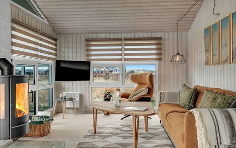 Galmand - 300M from the Sea: Domicile, Toit, Maison, Chalet, Biens, Porte, Porche, Siding, Ferme, Ombre