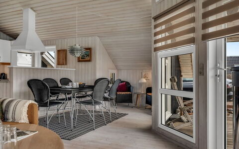 Galmand - 300M from the Sea: Domicile, Toit, Maison, Chalet, Biens, Porte, Porche, Siding, Ferme, Ombre
