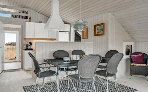 Galmand - 300M from the Sea: Domicile, Toit, Maison, Chalet, Biens, Porte, Porche, Siding, Ferme, Ombre