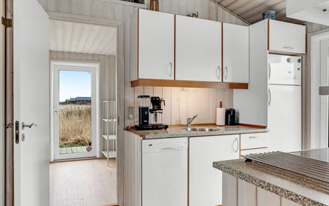 Galmand - 300M from the Sea: Domicile, Toit, Maison, Chalet, Biens, Porte, Porche, Siding, Ferme, Ombre