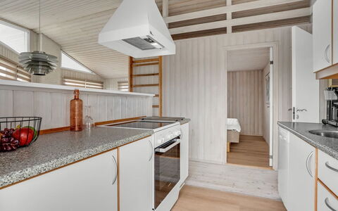 Galmand - 300M from the Sea: Domicile, Toit, Maison, Chalet, Biens, Porte, Porche, Siding, Ferme, Ombre