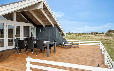 Filip - 100M from the Sea: Herbe, Maison, Toit, Chalet, Domicile, Arbuste, Ferme, Lot Terre, Zone Rurale