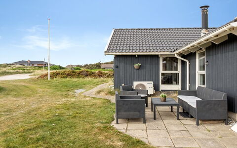 Filip - 100M from the Sea: Herbe, Maison, Toit, Chalet, Domicile, Arbuste, Ferme, Lot Terre, Zone Rurale