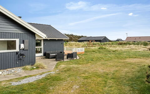 Filip - 100M from the Sea: Herbe, Maison, Toit, Chalet, Domicile, Arbuste, Ferme, Lot Terre, Zone Rurale