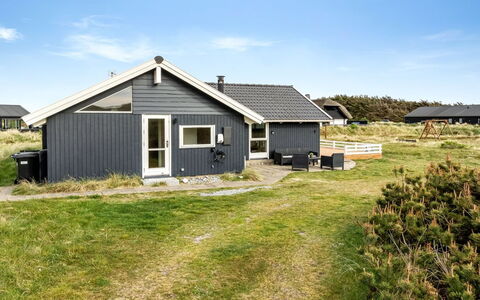 Filip - 100M from the Sea: Herbe, Maison, Toit, Chalet, Domicile, Arbuste, Ferme, Lot Terre, Zone Rurale