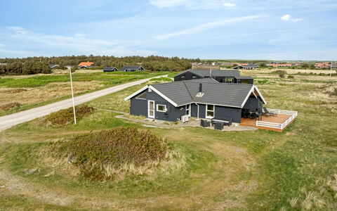 Filip - 100M from the Sea: Herbe, Maison, Toit, Chalet, Domicile, Arbuste, Ferme, Lot Terre, Zone Rurale