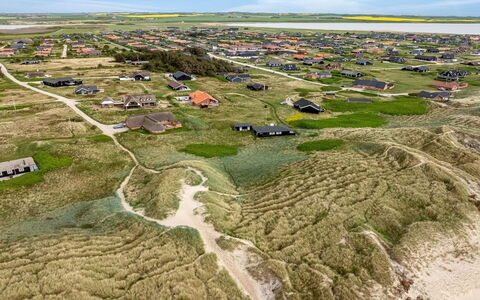 Filip - 100M from the Sea: Herbe, Maison, Toit, Chalet, Domicile, Arbuste, Ferme, Lot Terre, Zone Rurale