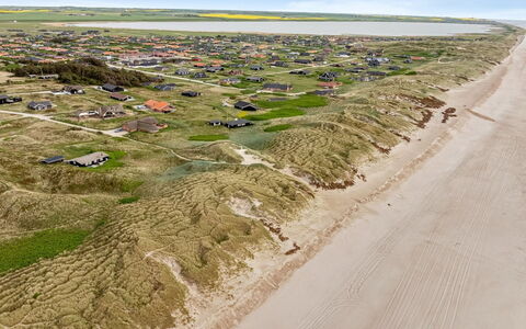Filip - 100M from the Sea: Herbe, Maison, Toit, Chalet, Domicile, Arbuste, Ferme, Lot Terre, Zone Rurale