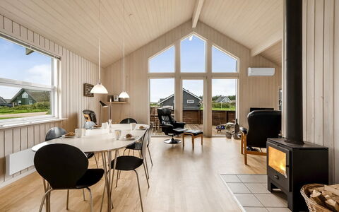 Erland - 500M from the Sea: Bois, Plafond, Parquet, Dur, Tache De Bois, Planche, Salon, Luminaire, Conception, Chaise