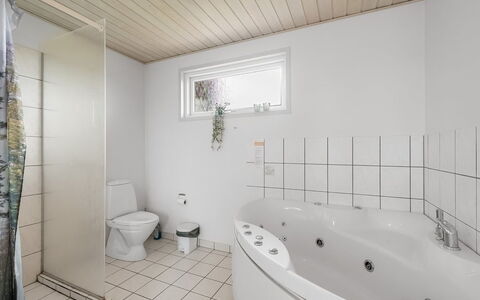 Erland - 500M from the Sea: Sol, Sol, Luminaire Plomberie, Design Intérieur, Plafond, Salle De Bains, Plomberie, Pièce, Robinet, Baignoire