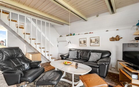 Iines - 200M from the Sea: Meubles, Design Intérieur, Canapé, Sol, Salon, Bois, Sol, Plafond, Pièce, Domicile