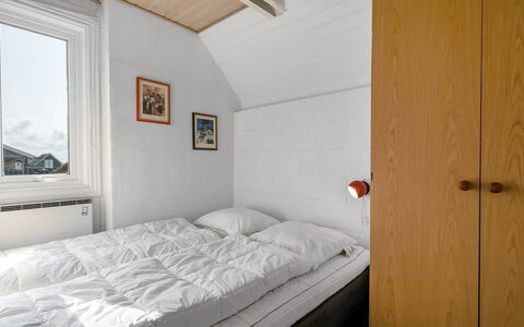 Iines - 200M from the Sea: Mur, Bois, Chambre, Sol, Sol, Lit, Drap De Lit, Plafond, Literie, Cadre De Lit