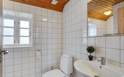 Answald - 250M from the Sea: Luminaire Plomberie, Mur, Sol, Sol, Évier, Bois, Lavabo, Salle De Bains, Design Intérieur, Plafond