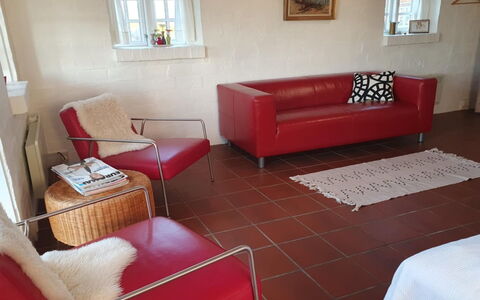 Answald - 250M from the Sea: Meubles, Rouge, Sol, Design Intérieur, Canapé, Sol, Salon, Domicile, Pièce