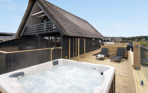 Kristanna - 150M from the Sea: Domicile, Toit, Maison, Chalet, Biens, Porte, Porche, Siding, Ferme, Ombre