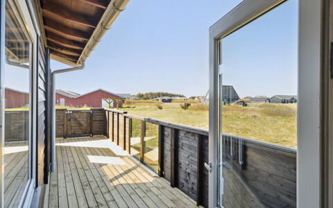 Viveka - 500M from the Sea: Ciel, Bois, Architecture, Lot Terre, Composite, Planche, Plate-Forme, Chalet, Dur, Balustrade