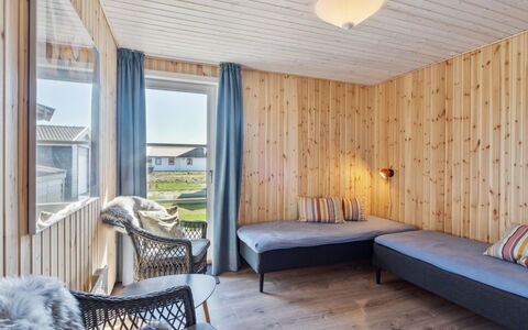 Viveka - 500M from the Sea: Domicile, Toit, Maison, Chalet, Biens, Porte, Porche, Siding, Ferme, Ombre