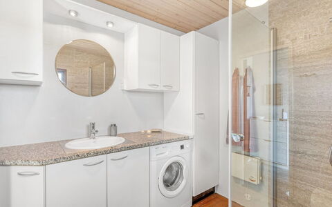 Viveka - 500M from the Sea: Domicile, Toit, Maison, Chalet, Biens, Porte, Porche, Siding, Ferme, Ombre