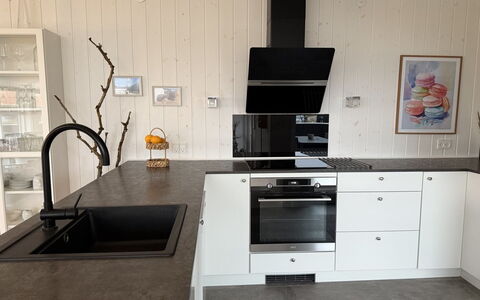 Mauri - 350M from the Sea: Sol, Cuisine, Bois, Comptoir, Sol, Cabinetry, Appareil De Cuisine, Cuisinière, Design Intérieur, Parquet