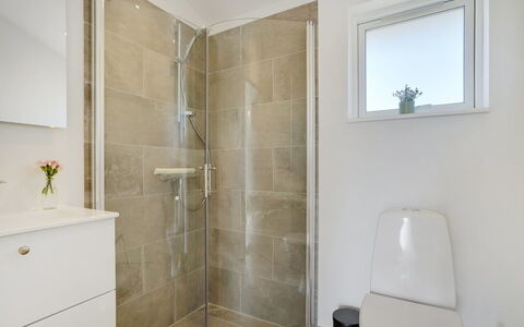 Mauri - 350M from the Sea: Sol, Mur, Sol, Salle De Bains, Design Intérieur, Luminaire Plomberie, Toilette, Plomberie, Éclairage, Pièce