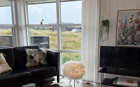 Mauri - 350M from the Sea: Meubles, Design Intérieur, Bois, Sol, Sol, Salon, Domicile, Éclairage, Pièce, Appartement