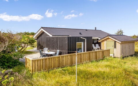 Mauri - 350M from the Sea: Bâtiment, Bois, Toit, Maison, Domicile, Chalet, Architecture, Lot Terre, Siding, Zone Rurale