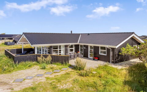 Mauri - 350M from the Sea: Bois, Maison, Chalet, Domicile, Toit, Zone Rurale, Siding, Cabane En Rondins, Batiments Jardin, Dur