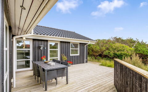 Mauri - 350M from the Sea: Bois, Maison, Chalet, Domicile, Toit, Zone Rurale, Siding, Cabane En Rondins, Batiments Jardin, Dur