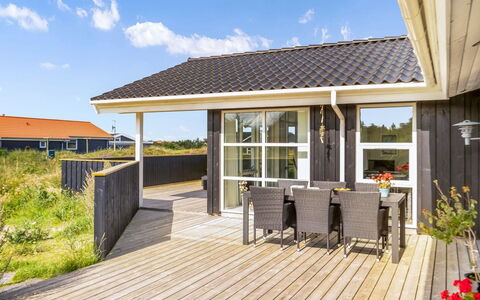 Mauri - 350M from the Sea: Bois, Maison, Chalet, Domicile, Toit, Zone Rurale, Siding, Cabane En Rondins, Batiments Jardin, Dur