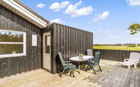 Mauri - 350M from the Sea: Bois, Maison, Chalet, Domicile, Toit, Zone Rurale, Siding, Cabane En Rondins, Batiments Jardin, Dur