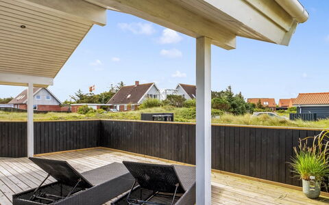 Mauri - 350M from the Sea: Bois, Maison, Chalet, Domicile, Toit, Zone Rurale, Siding, Cabane En Rondins, Batiments Jardin, Dur