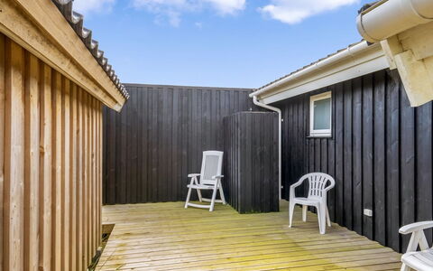 Mauri - 350M from the Sea: Bois, Maison, Chalet, Domicile, Toit, Zone Rurale, Siding, Cabane En Rondins, Batiments Jardin, Dur