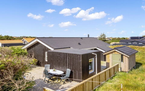 Mauri - 350M from the Sea: Bois, Maison, Chalet, Domicile, Toit, Zone Rurale, Siding, Cabane En Rondins, Batiments Jardin, Dur