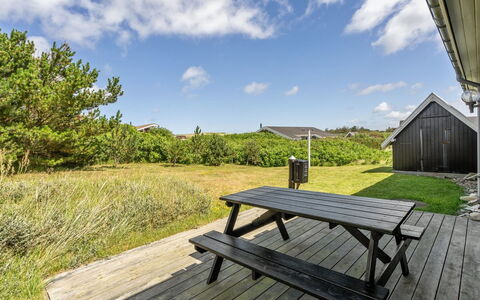 Usko - 250M from the Sea: Arbuste, Design Urbain, Couverture De Sol, Brique, Appartement, Biens, Brickwork, Balcon, Aménagement Paysager