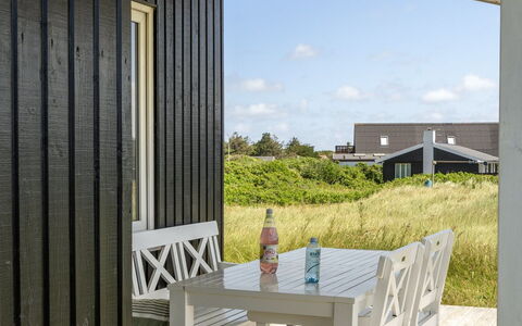 Usko - 250M from the Sea: Arbuste, Design Urbain, Couverture De Sol, Brique, Appartement, Biens, Brickwork, Balcon, Aménagement Paysager