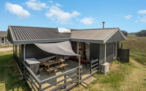 Chumani - 900M from the Sea: Maison, Domicile, Porte, Toit, Chalet, Biens, Jardin, Ombre, Siding, Cour