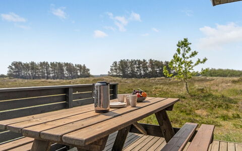 Chumani - 900M from the Sea: Maison, Domicile, Porte, Toit, Chalet, Biens, Jardin, Ombre, Siding, Cour
