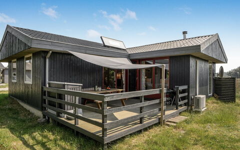 Chumani - 900M from the Sea: Maison, Domicile, Porte, Toit, Chalet, Biens, Jardin, Ombre, Siding, Cour