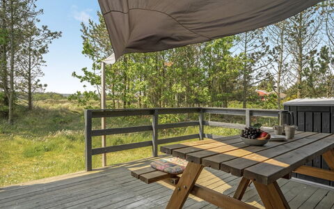 Chumani - 900M from the Sea: Maison, Domicile, Porte, Toit, Chalet, Biens, Jardin, Ombre, Siding, Cour
