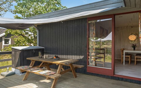 Chumani - 900M from the Sea: Maison, Domicile, Porte, Toit, Chalet, Biens, Jardin, Ombre, Siding, Cour